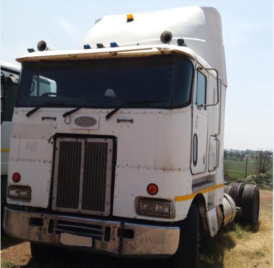 Urgent sale: Peterbilt double diff truck R135 000.00 neg