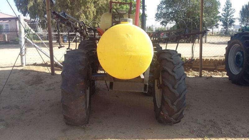 Fiat 600 4x4 tractor with boom sprayers