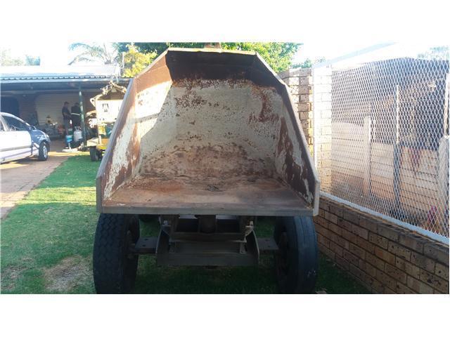 2 x Winget 1Ton Concrete hydrolic Dumpers for sale, one complete and one to strip for parts R22000.0