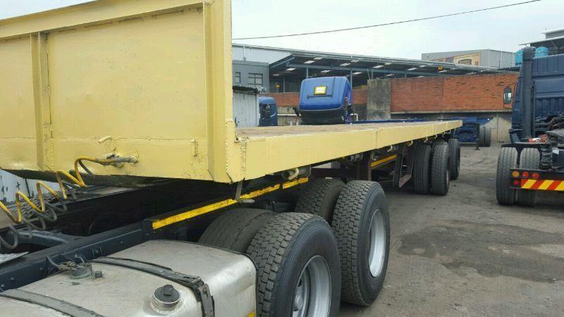 Hendred triaxel flat deck trailer
