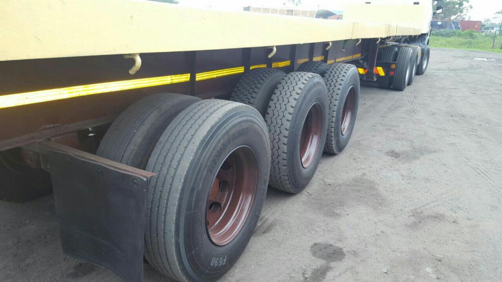 Hendred triaxel flat deck trailer