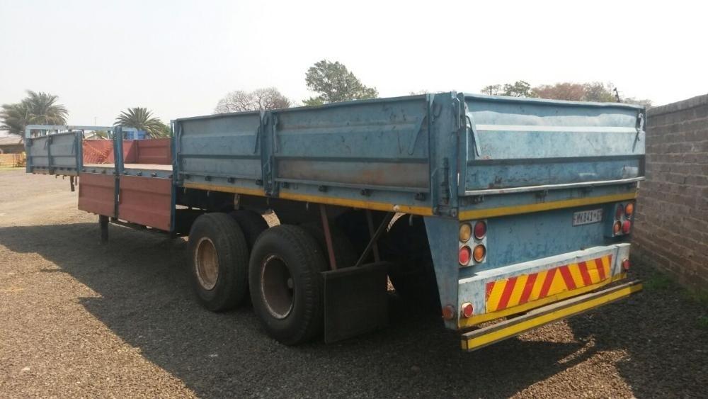 Double axle trailer with dropsides