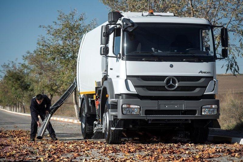 Vacuum Road and Run-Way Sweeper Machine