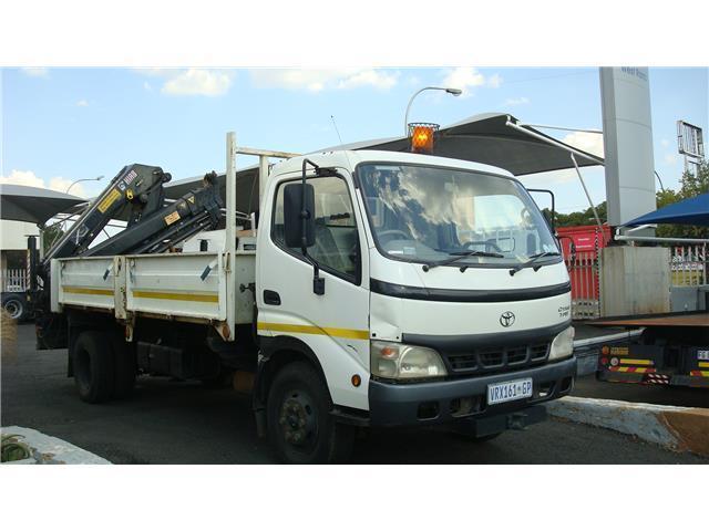 TOYOTA DYNA 7-195 DUEL SIDE TIPPER WITH HIAB 077 DUO CRANE