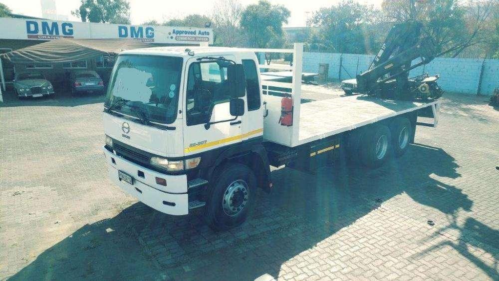 2004 Hino 14 ton double diff flatbed with 17.5 ton crane