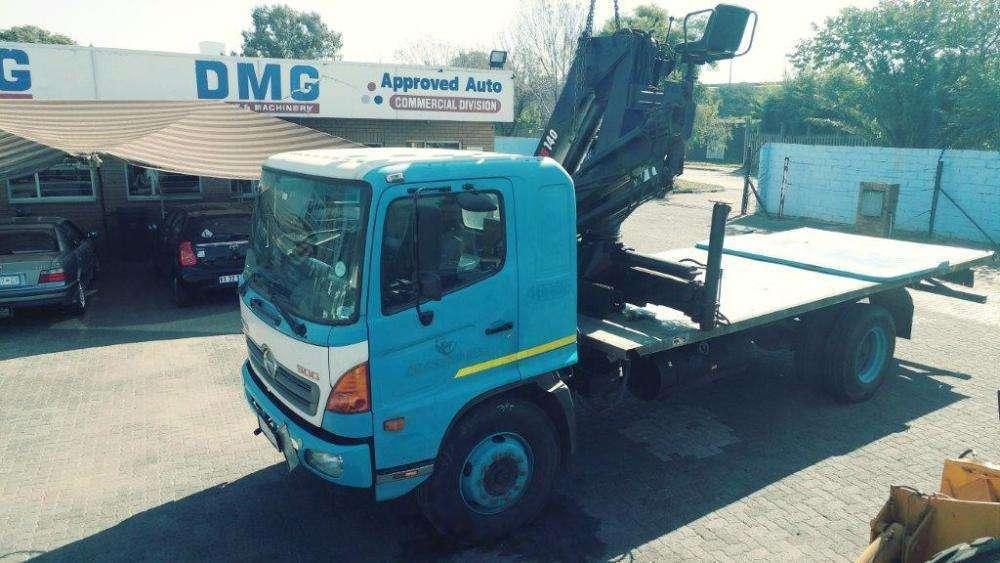 2008 Hino 8 ton flatbed with Hiab 14 ton crane with topseat