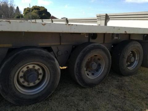 13.5 M TRAILER KING TRI AXLE