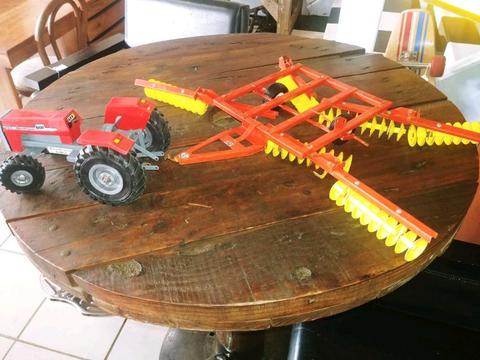 Model tractor