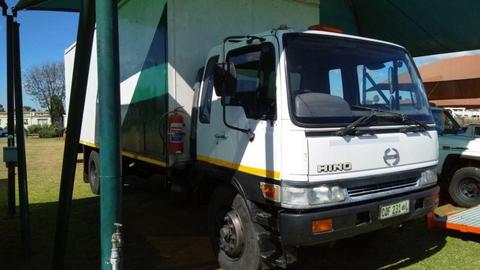 Hino 1507 closed body truck with taillift