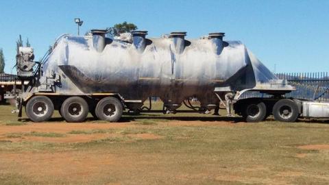 Used 1989 Tank Clinic 35 Ton Tri Axle Dry Bulk Tank with Blower for sale