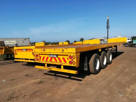 Triaxle trailer flat bed