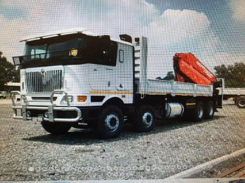 INTERNATIONAL EAGLE 8x4 TWINSTEER TRUCK FITTED WITH CRANE. 