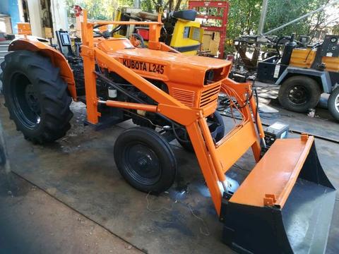 Kubota tractor with front end loader 